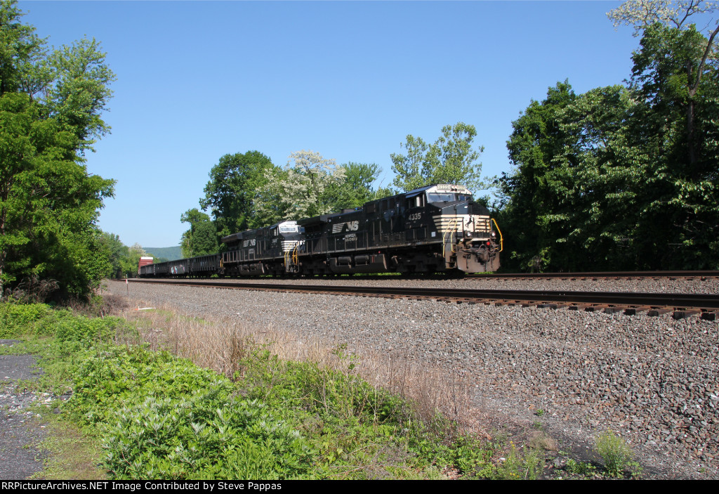 Norfolk Southern train 38G comes through Cove PA with 4335 leading